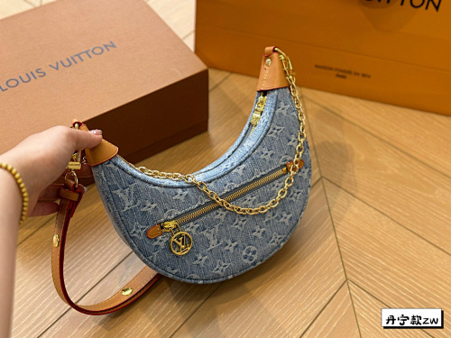LV HE6429 $64