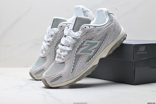 נעלי ספורט New Balance אפורות ולבנות