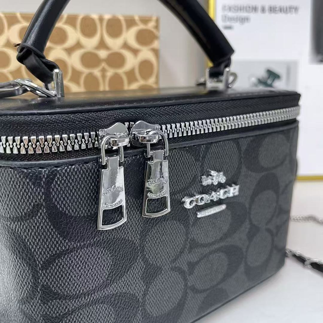 Coach Cosmetic Case In Signature Canvas · EC2092 — תמונה 11