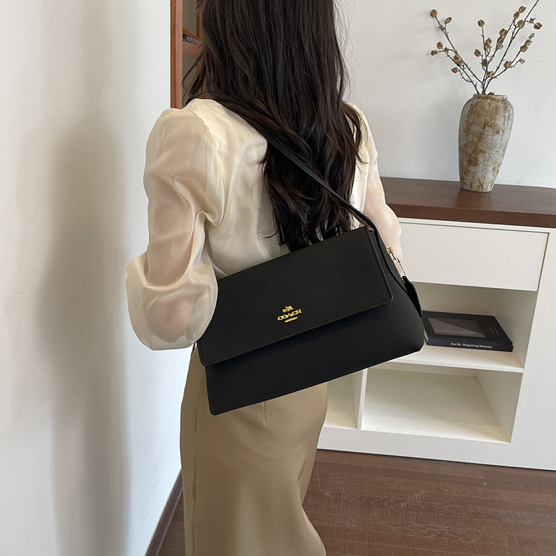 Coach Etta Small Flap Shoulder Bag · EC16638 — תמונה 28