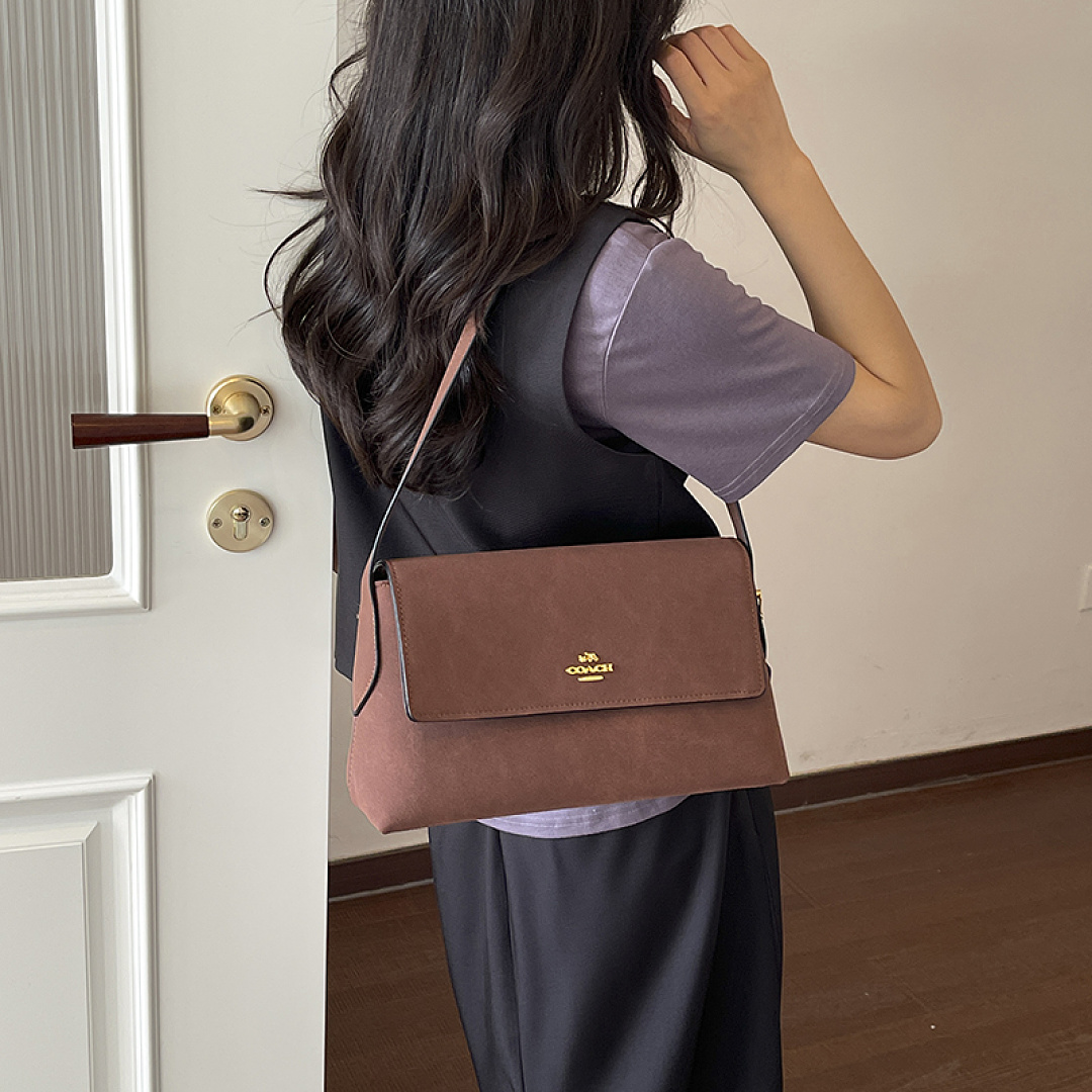 Coach Etta Small Flap Shoulder Bag · EC16638 — תמונה 16