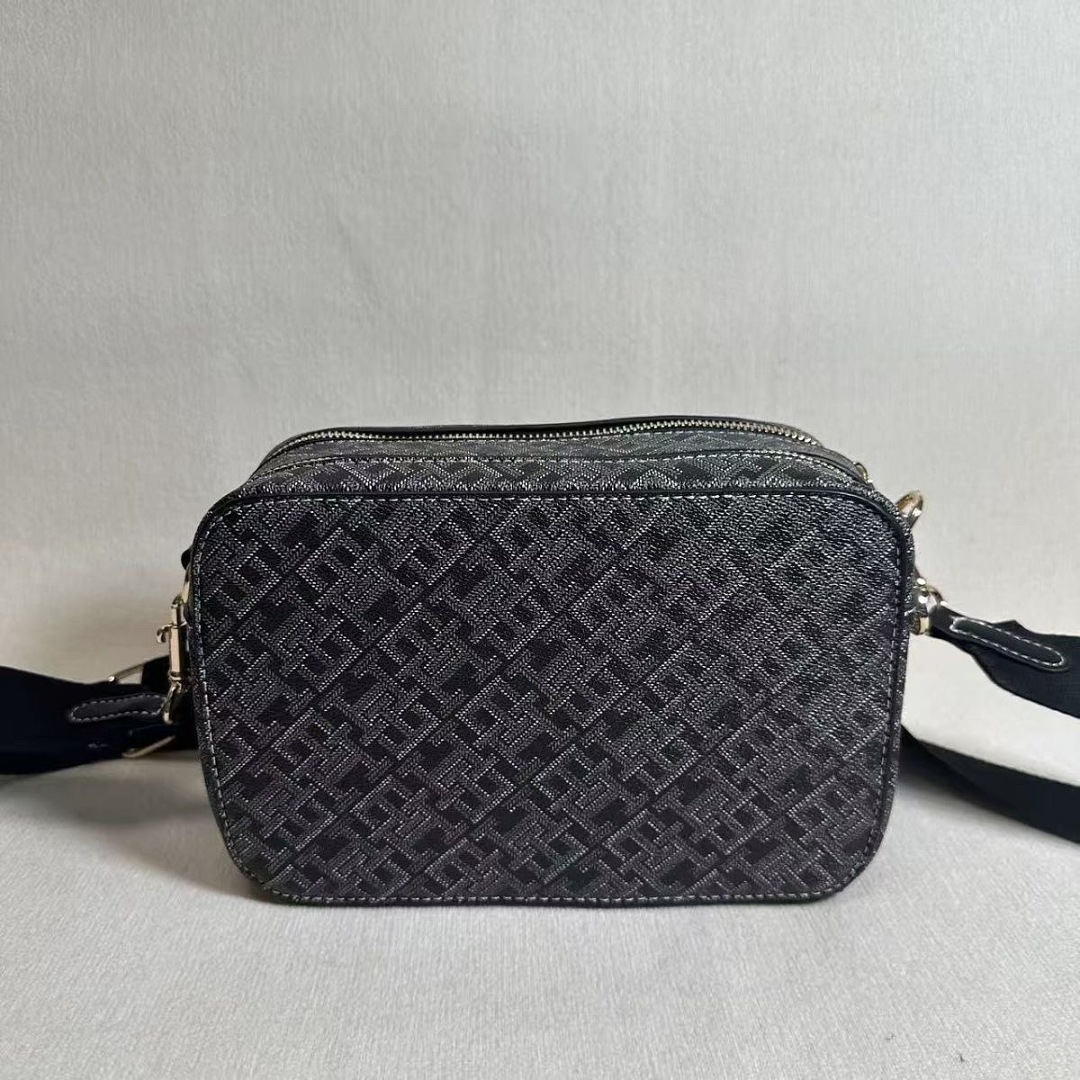 Tommy Hilfiger TH Monogram Camera Bag · WT35697 — תמונה 7