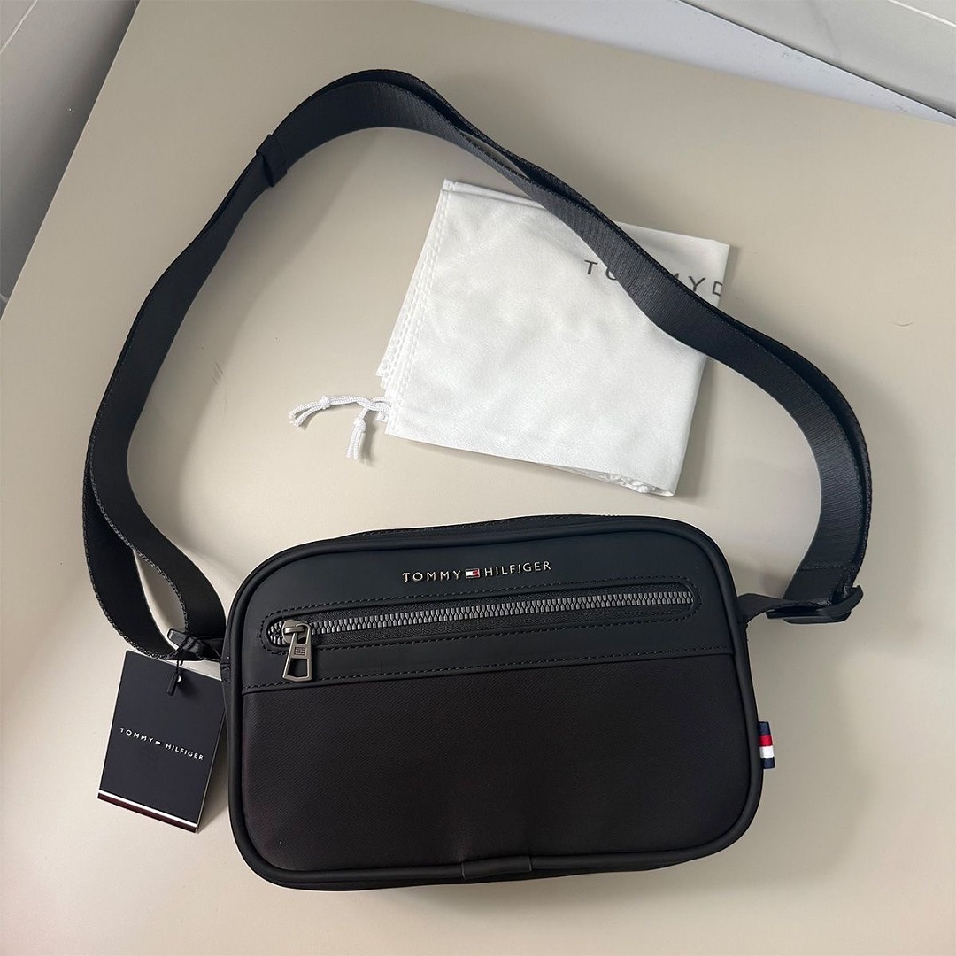 Tommy Hilfiger Metal Logo Crossbody Reporter Bag · WT24615 — תמונה 5