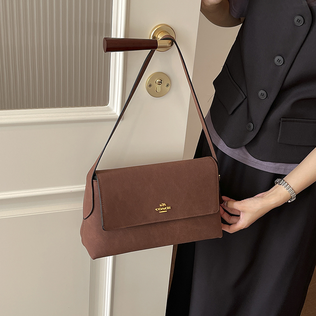 Coach Etta Small Flap Shoulder Bag · EC16638 — תמונה 15