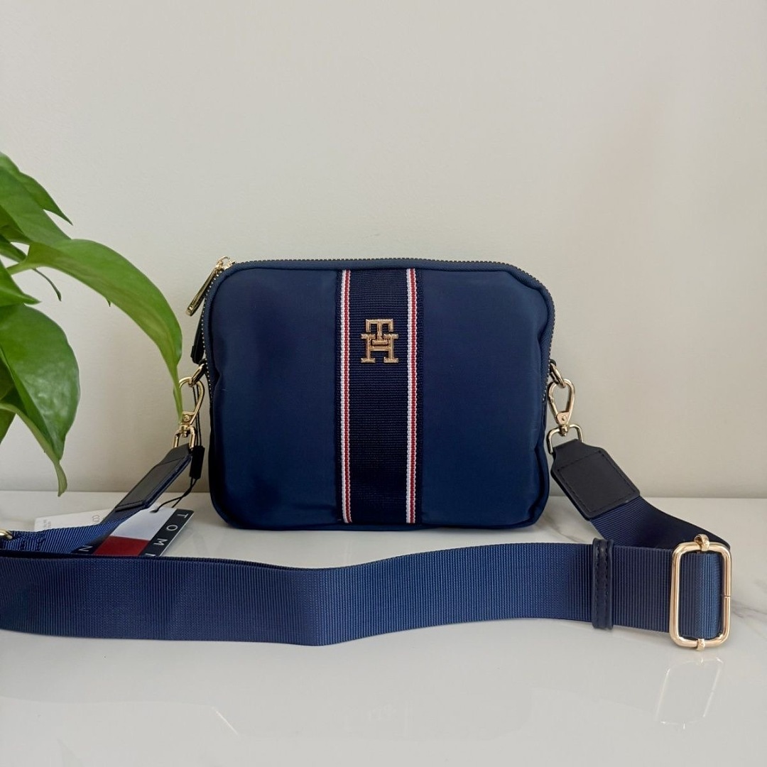 Tommy Hilfiger Popette Global Stripe Crossbody Camera · WT24587