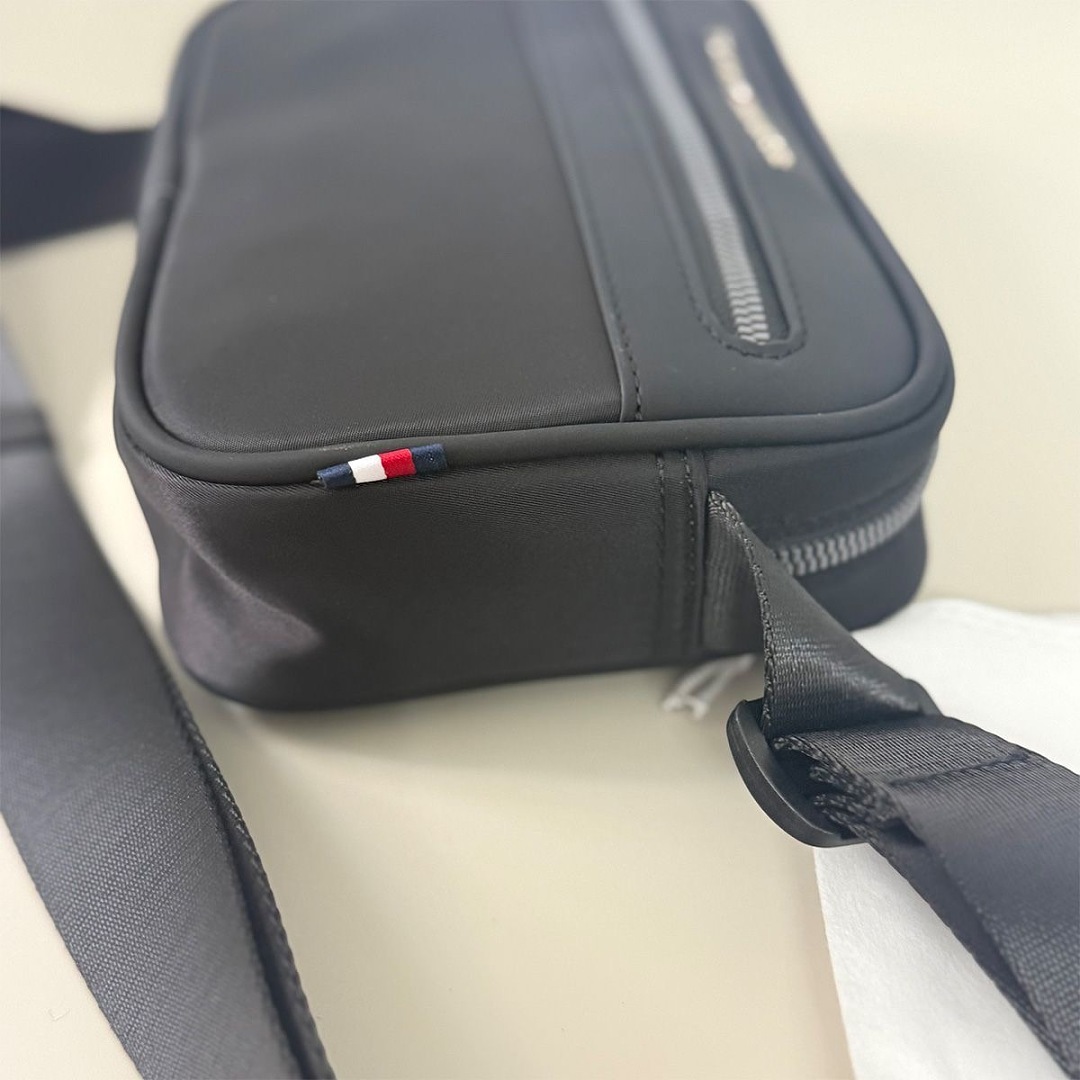 Tommy Hilfiger Metal Logo Crossbody Reporter Bag · WT24615 — תמונה 7