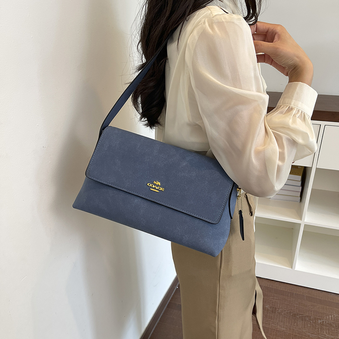 Coach Etta Small Flap Shoulder Bag · EC16638 — תמונה 34