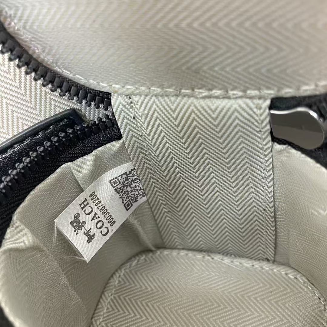 Coach Cosmetic Case In Signature Canvas · EC2092 — תמונה 8