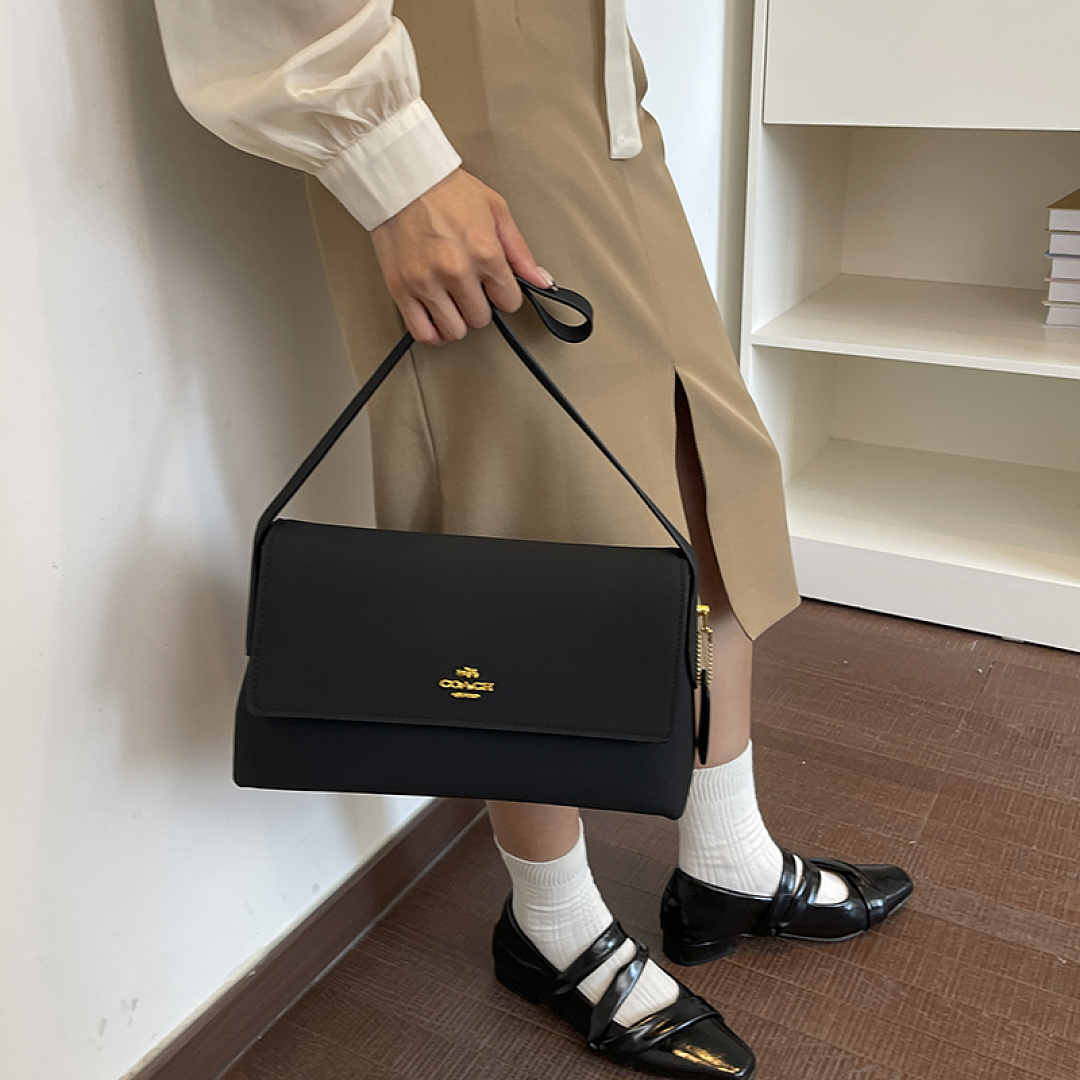 Coach Etta Small Flap Shoulder Bag · EC16638 — תמונה 21
