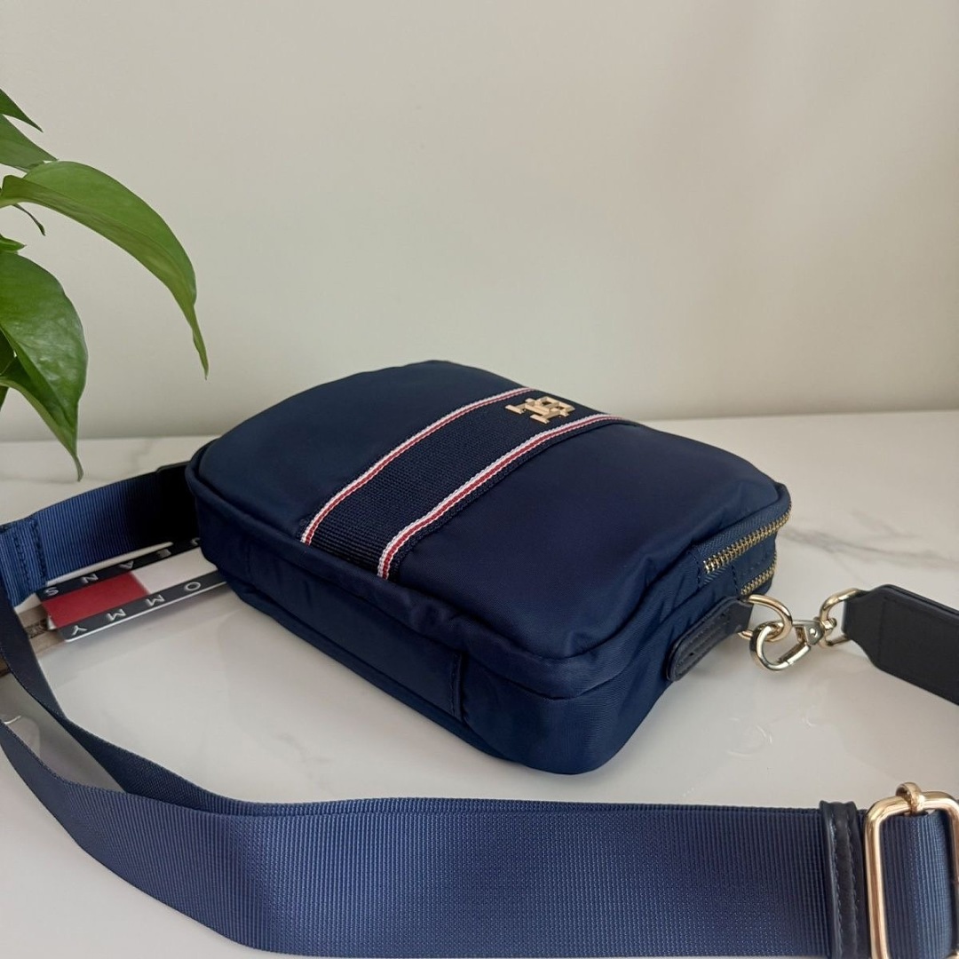 Tommy Hilfiger Popette Global Stripe Crossbody Camera · WT24587 — תמונה 9
