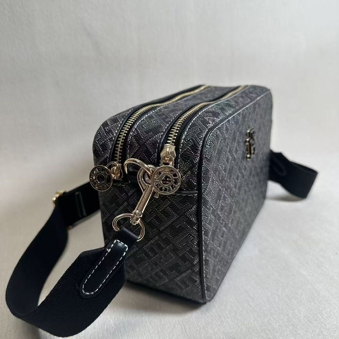 Tommy Hilfiger TH Monogram Camera Bag · WT35697 — תמונה 6