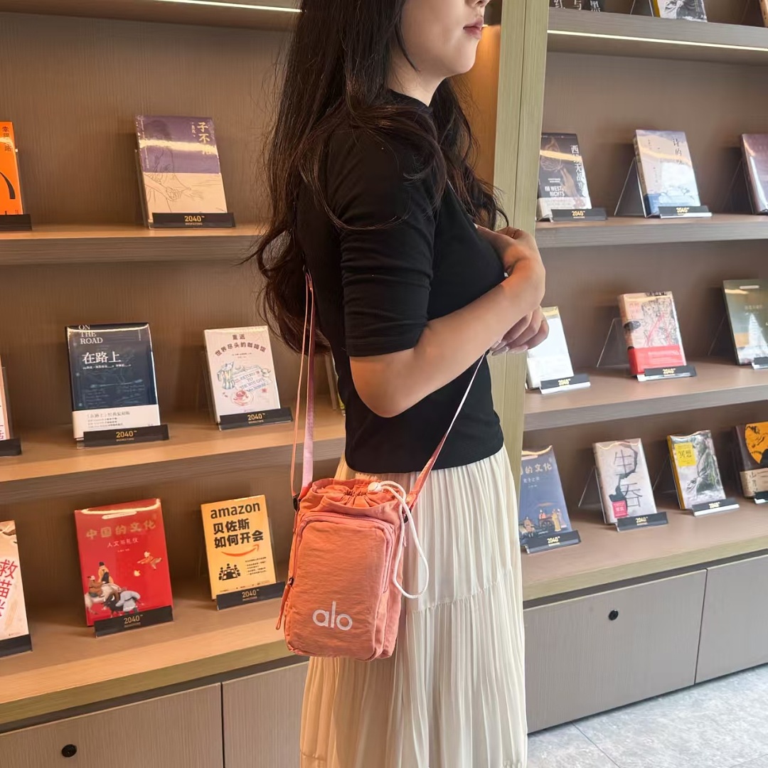 Alo Yoga Odyssey Sling Bag · EA5113 — תמונה 13
