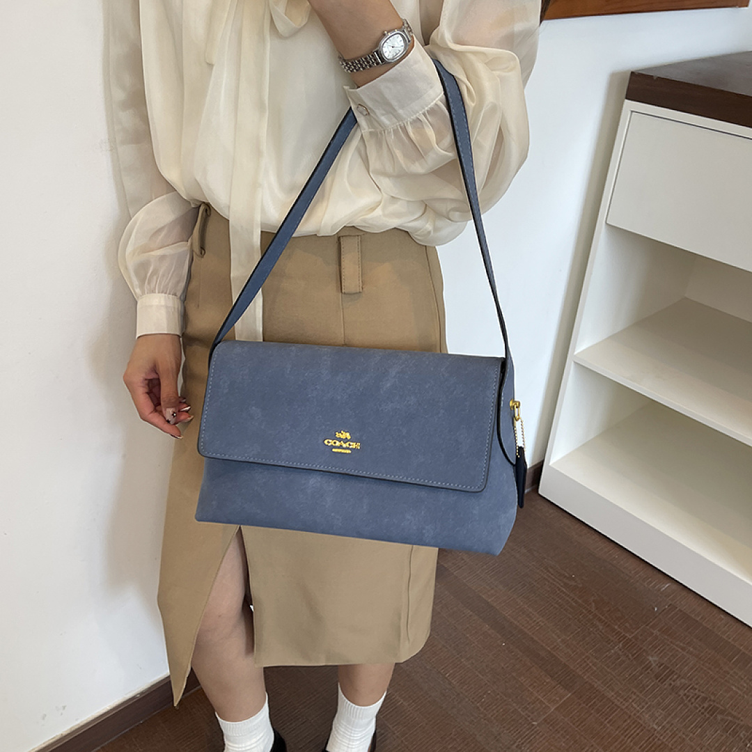 Coach Etta Small Flap Shoulder Bag · EC16638 — תמונה 31