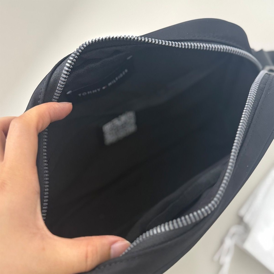Tommy Hilfiger Metal Logo Crossbody Reporter Bag · WT24615 — תמונה 9