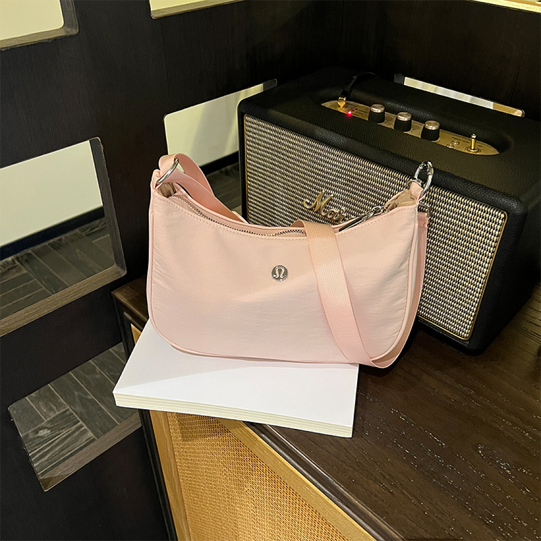 Lululemon City Essentials Shoulder Bag · DL9328 — תמונה 10