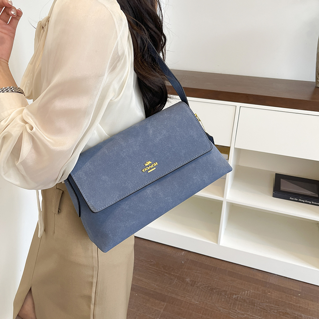 Coach Etta Small Flap Shoulder Bag · EC16638 — תמונה 30