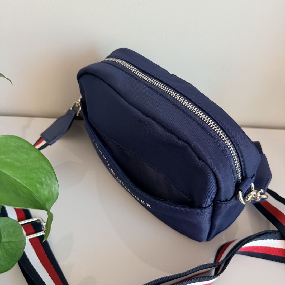 Tommy Hilfiger Logo Tape Strap Camera Bag · WT17693 — תמונה 9