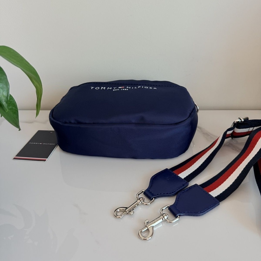 Tommy Hilfiger Logo Tape Strap Camera Bag · WT17693 — תמונה 4