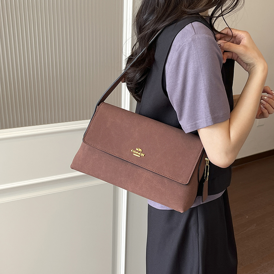 Coach Etta Small Flap Shoulder Bag · EC16638 — תמונה 19