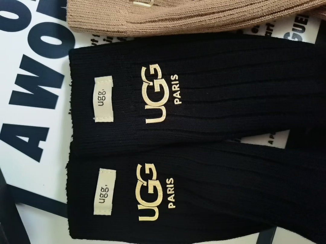 UGG Rib Knit Slouchy Crew Socks · WU32599 — תמונה 10