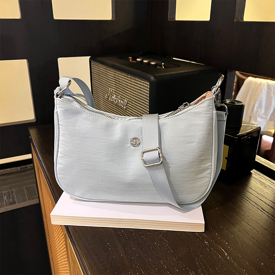 Lululemon City Essentials Shoulder Bag · DL9328 — תמונה 17
