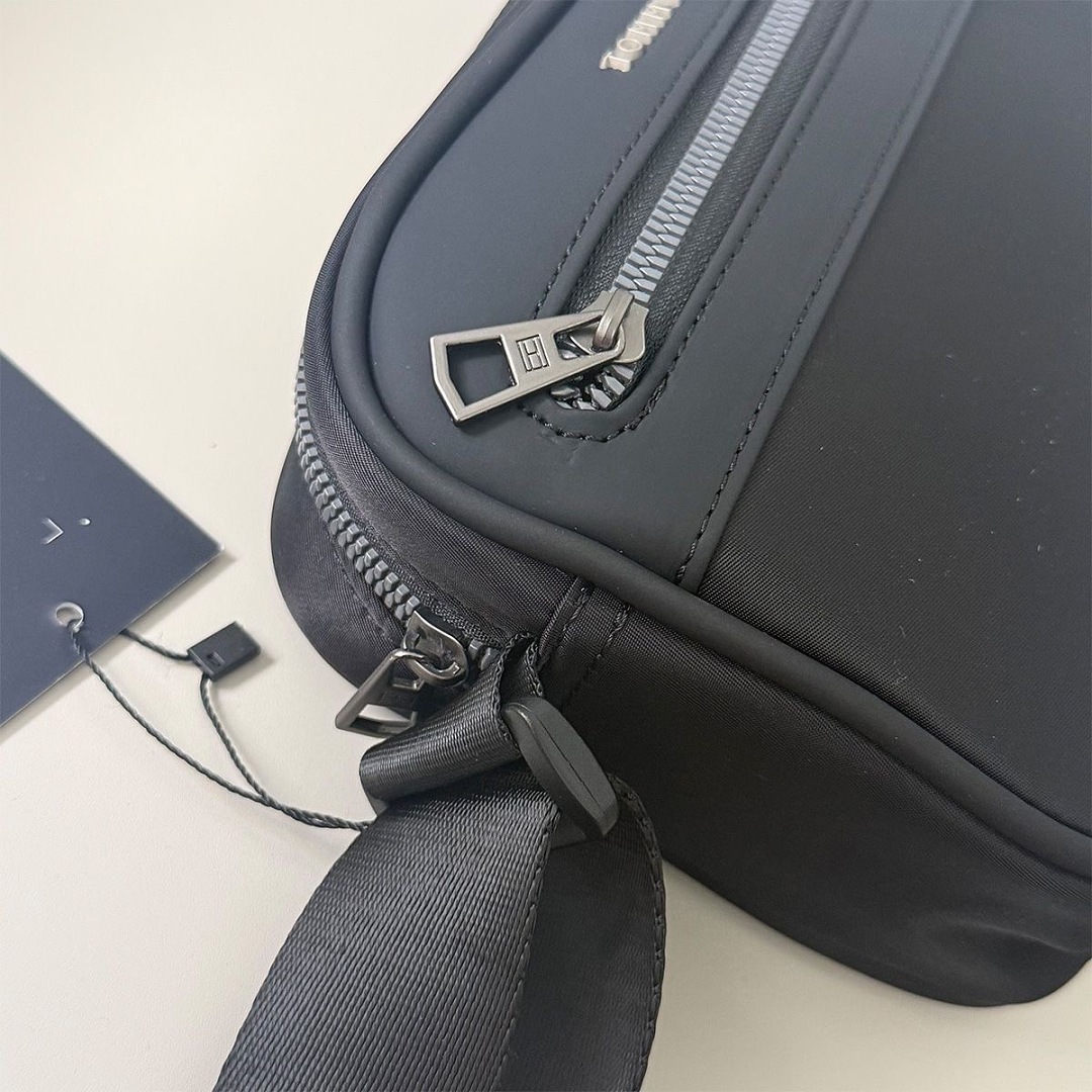 Tommy Hilfiger Metal Logo Crossbody Reporter Bag · WT24615 — תמונה 8