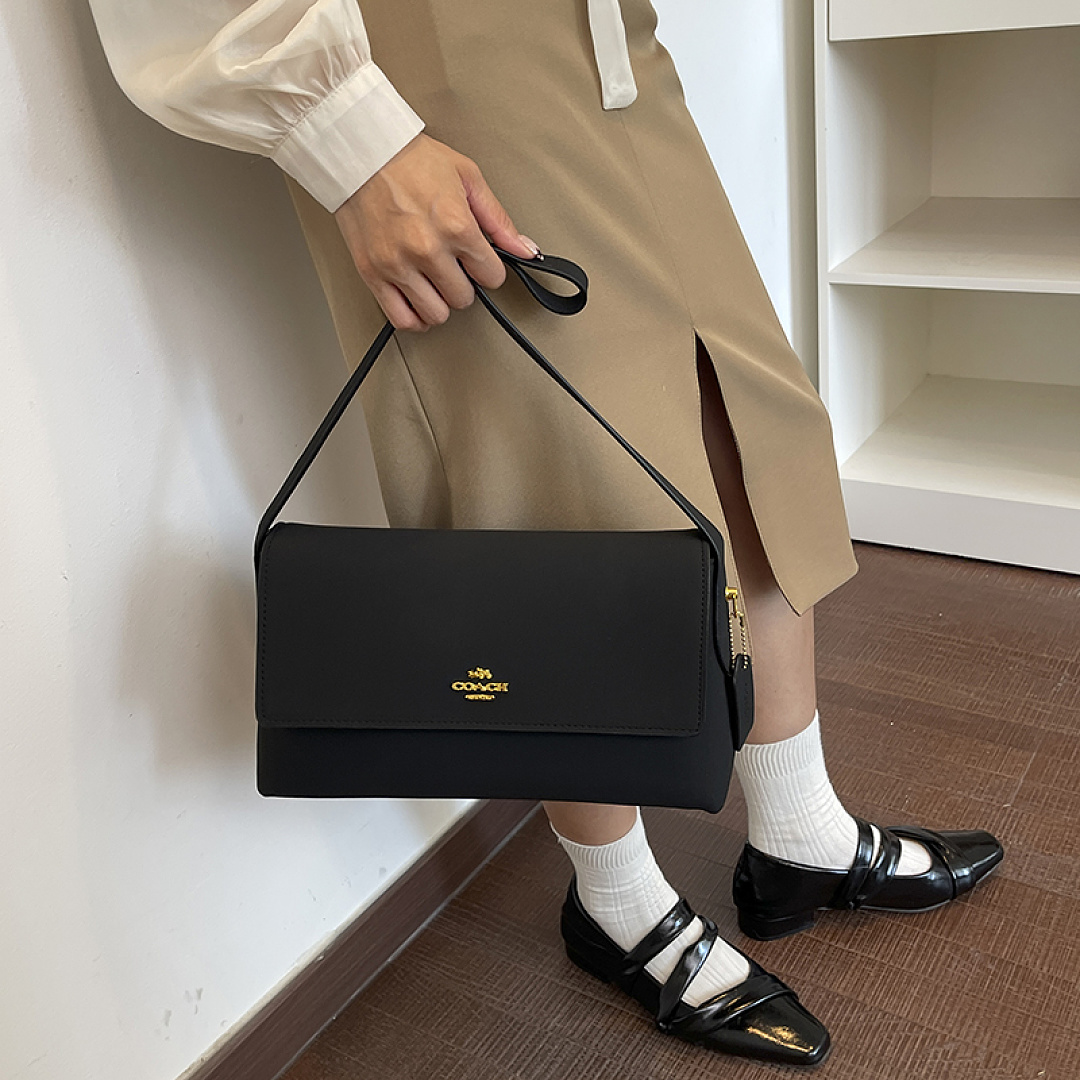 Coach Etta Small Flap Shoulder Bag · EC16638 — תמונה 22