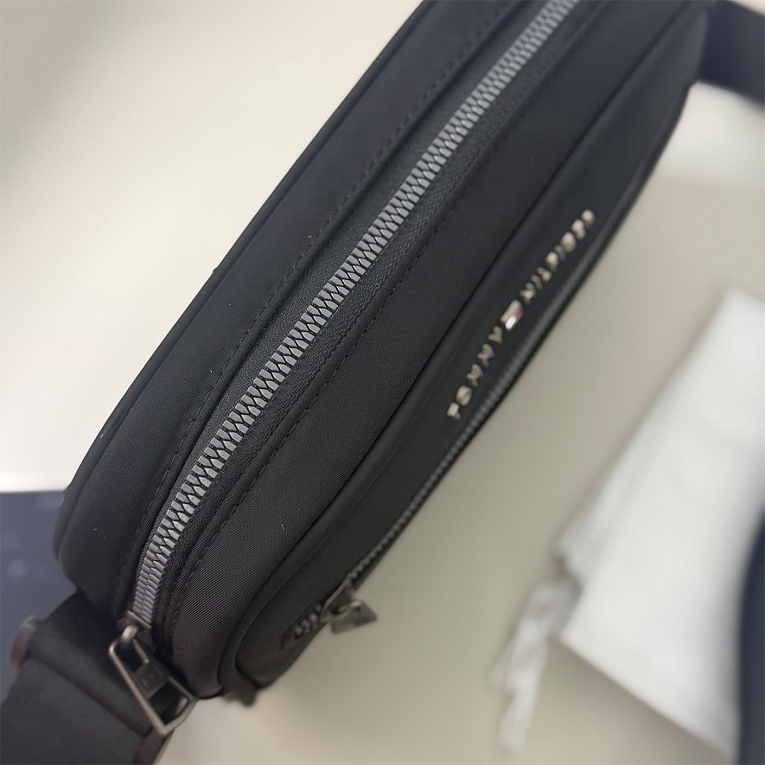 Tommy Hilfiger Metal Logo Crossbody Reporter Bag · WT24615 — תמונה 10