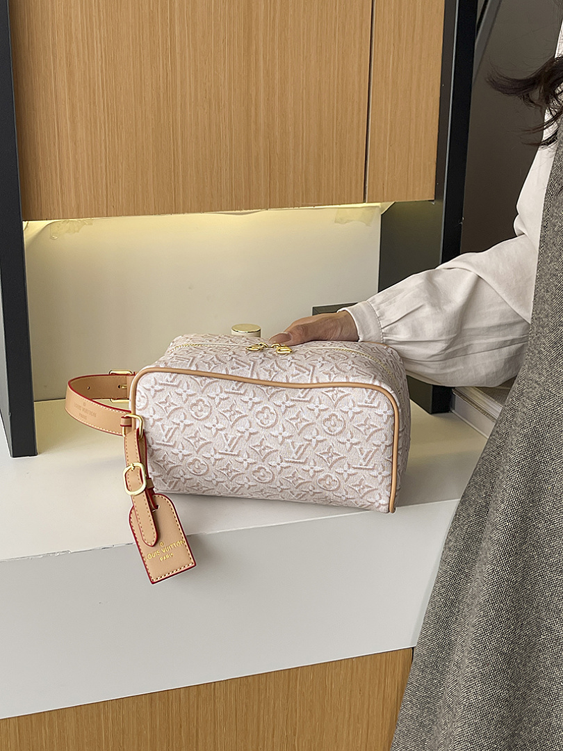 Louis Vuitton Pochette Cosmétique PM · EL6668 — תמונה 14