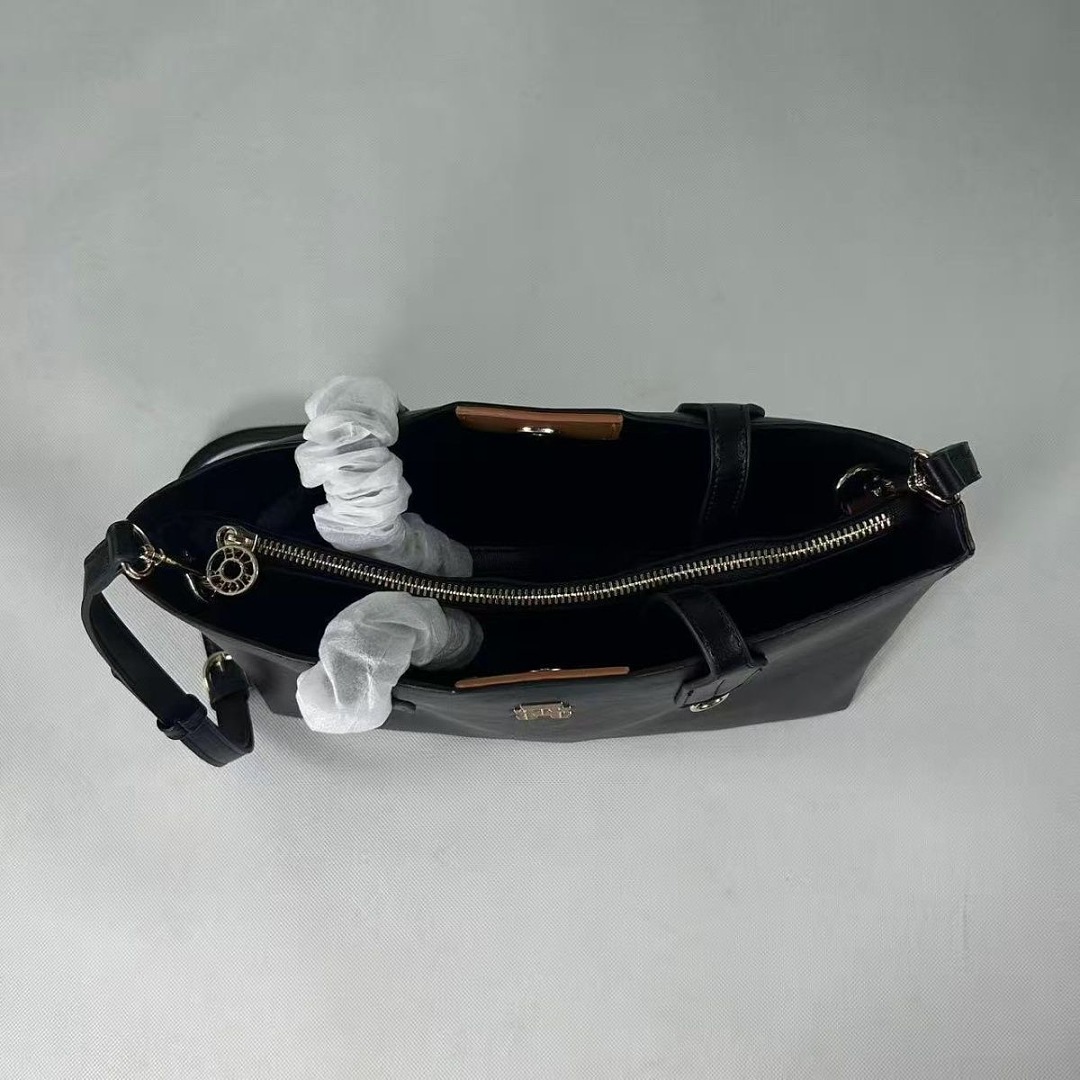 Tommy Hilfiger TH Soft Logo Strap Tote · WT35818 — תמונה 2