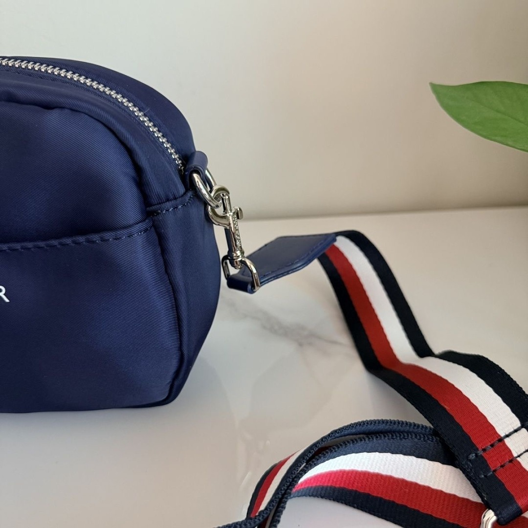 Tommy Hilfiger Logo Tape Strap Camera Bag · WT17693 — תמונה 7