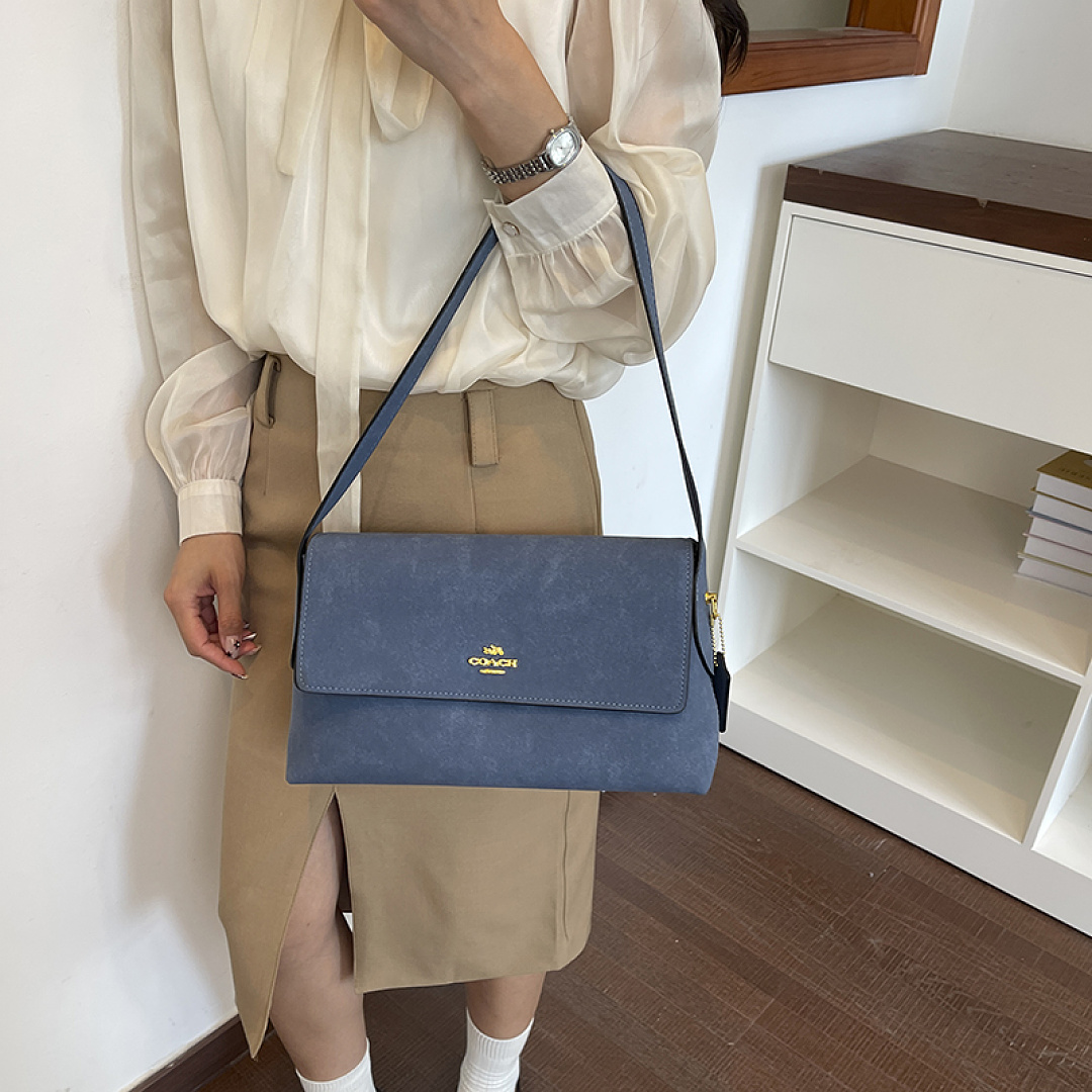 Coach Etta Small Flap Shoulder Bag · EC16638 — תמונה 32