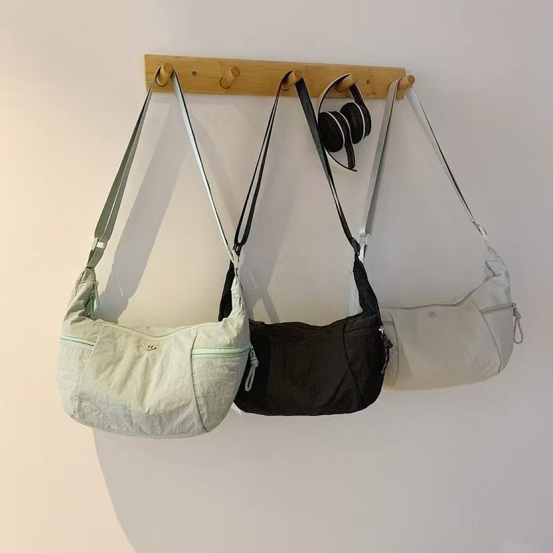 Lululemon Slouchy Sling Bag · EL2637 — תמונה 5