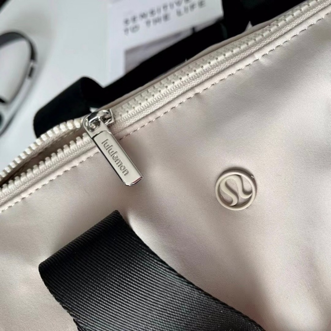 Lululemon Knit Nylon Mini Barrel Duffle · WL24151 — תמונה 5