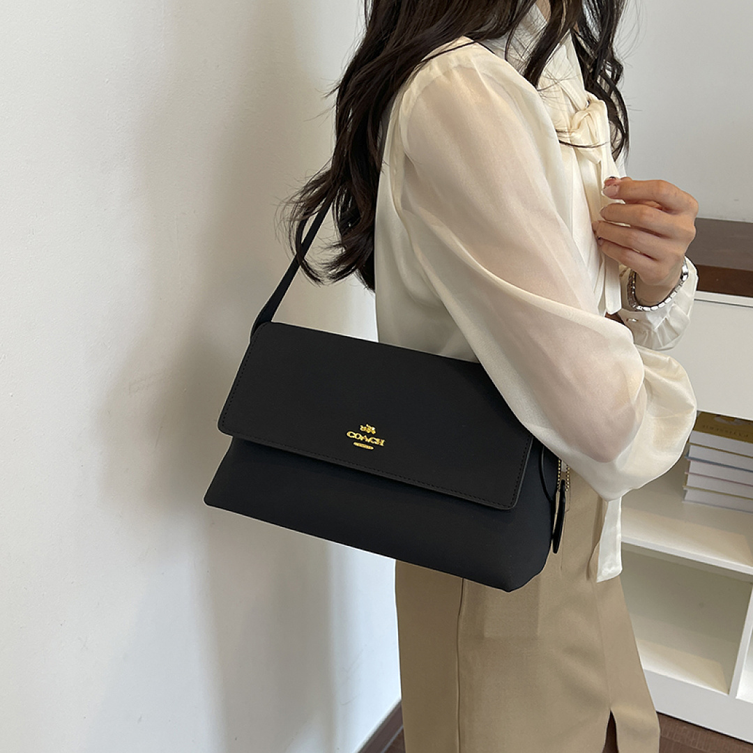 Coach Etta Small Flap Shoulder Bag · EC16638 — תמונה 24
