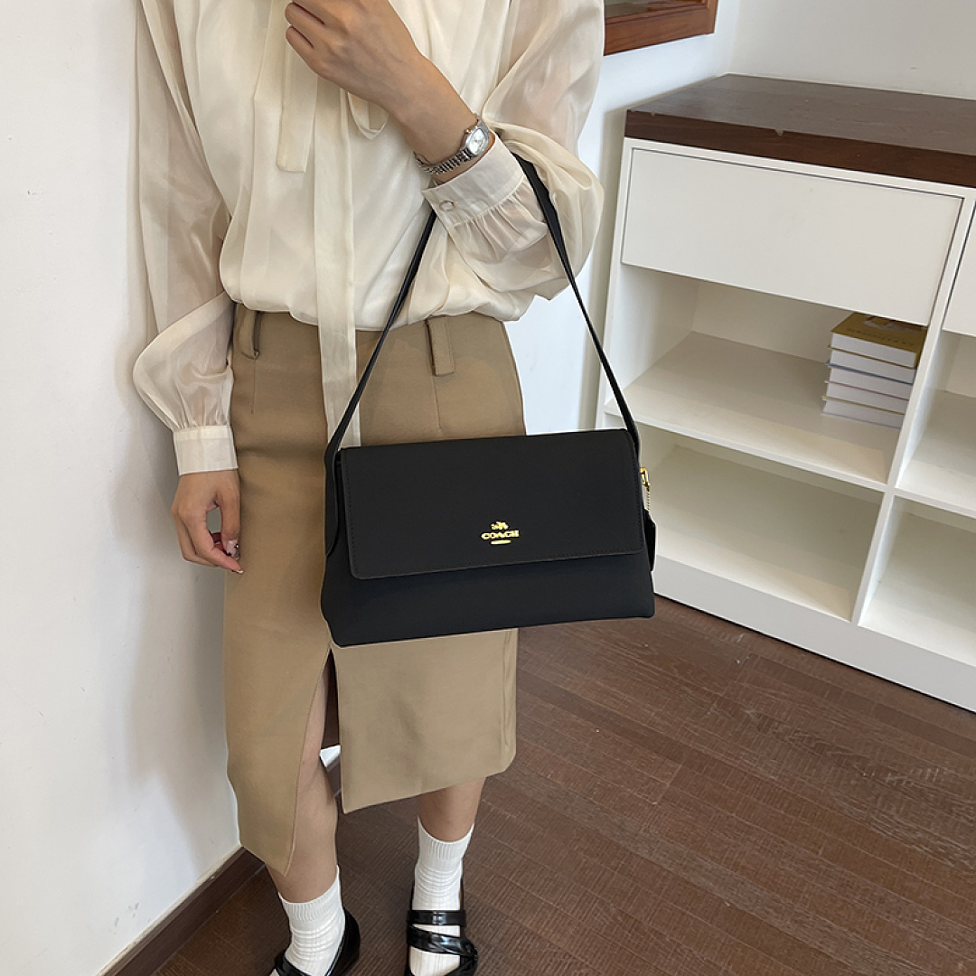 Coach Etta Small Flap Shoulder Bag · EC16638 — תמונה 27