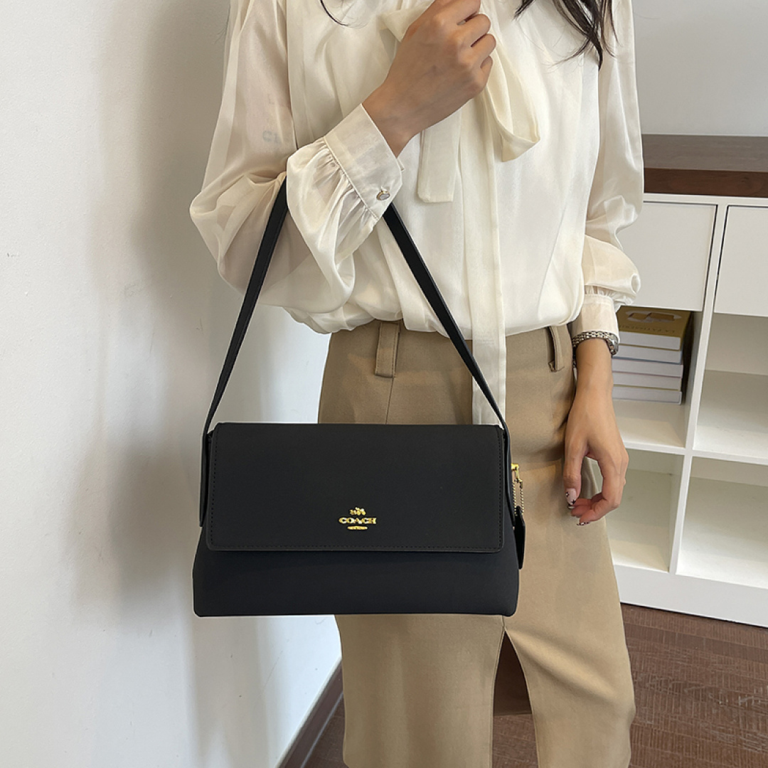 Coach Etta Small Flap Shoulder Bag · EC16638 — תמונה 23