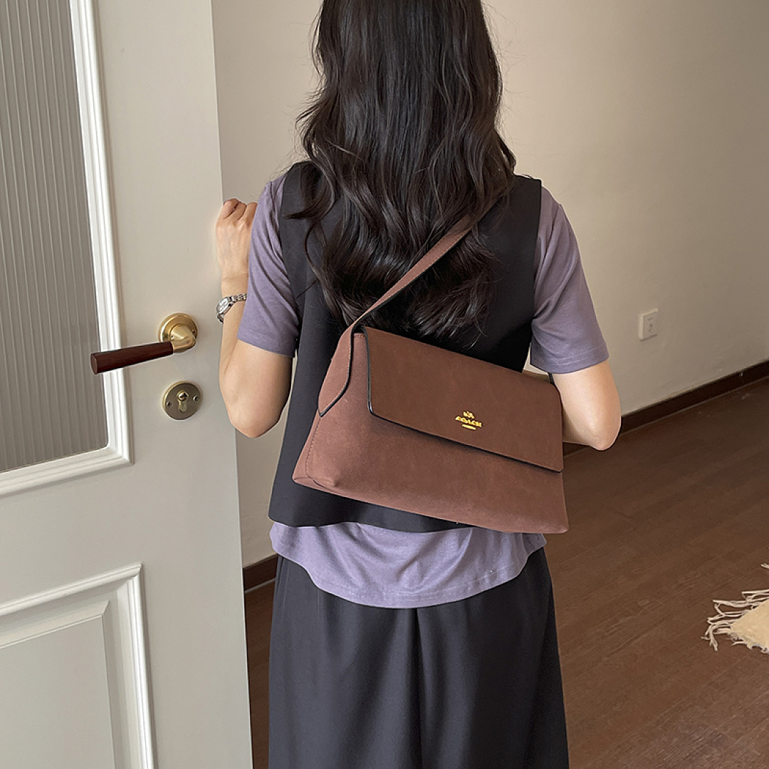 Coach Etta Small Flap Shoulder Bag · EC16638 — תמונה 17