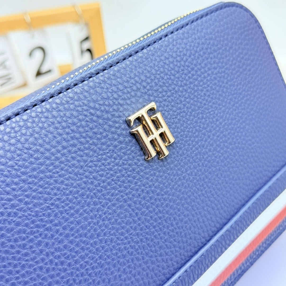 Tommy Hilfiger Signature Stripe Crossbody Bag · WT56241 — תמונה 5