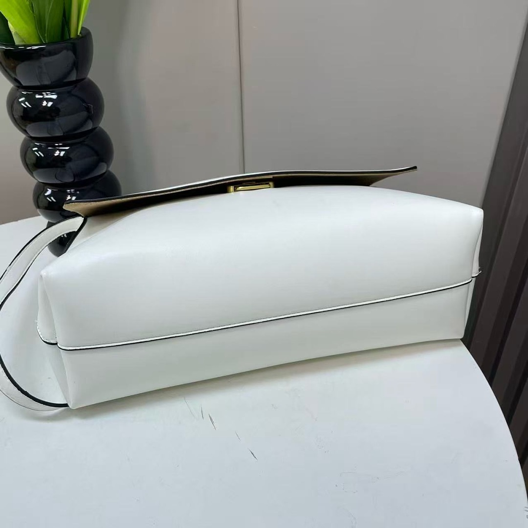 Coach Chelsea Shoulder Bag 30 · EC6656 — תמונה 10