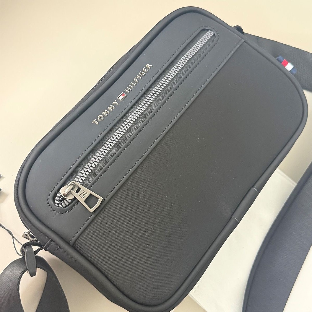 Tommy Hilfiger Metal Logo Crossbody Reporter Bag · WT24615 — תמונה 3