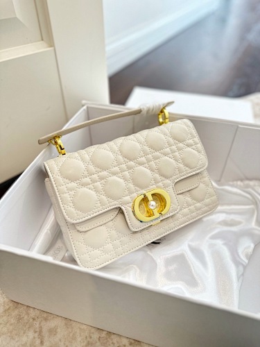 DIOR 68.64$    CODE 306-10786-T