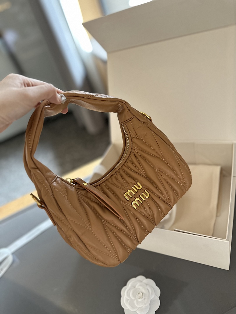 Miu Miu Wander Matelassé Nappa Leather Hobo · 4883 — תמונה 14