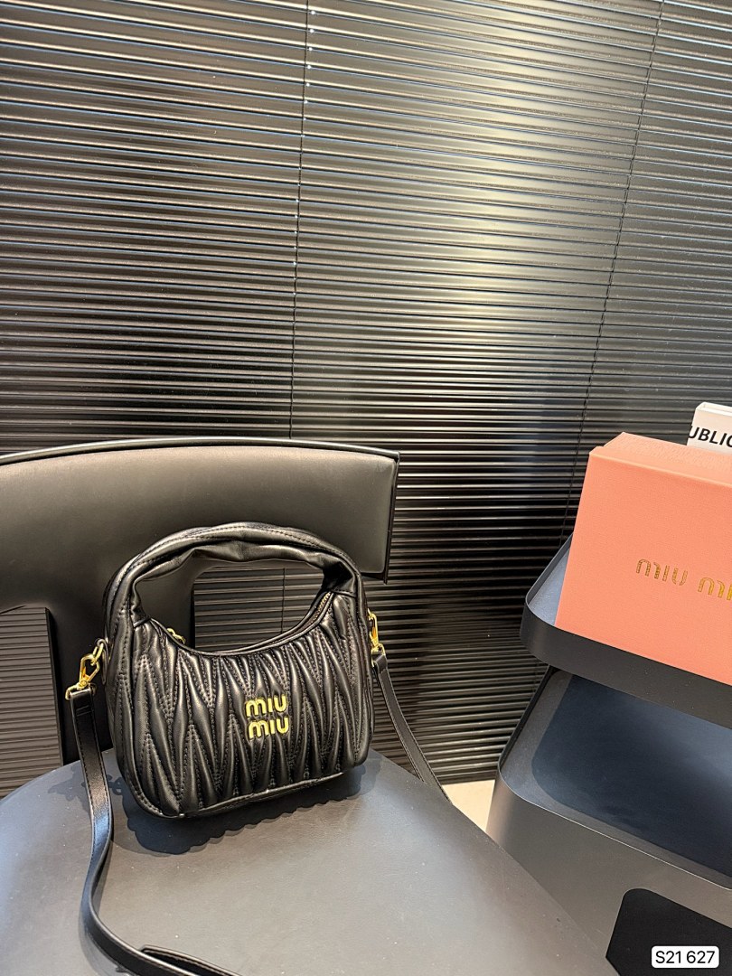 Miu Miu Wander Matelassé Hobo Bag · 5482 — תמונה 8