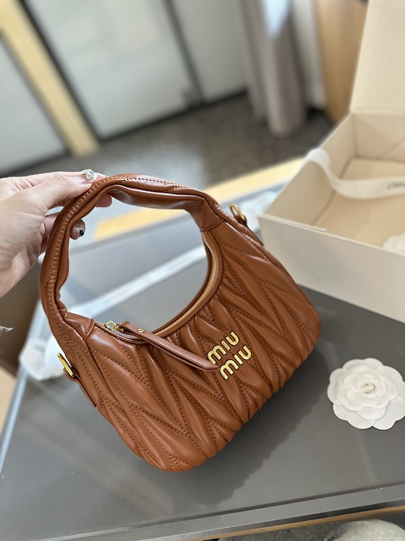 Miu Miu Wander Matelassé Nappa Leather Hobo · 4883 — תמונה 12