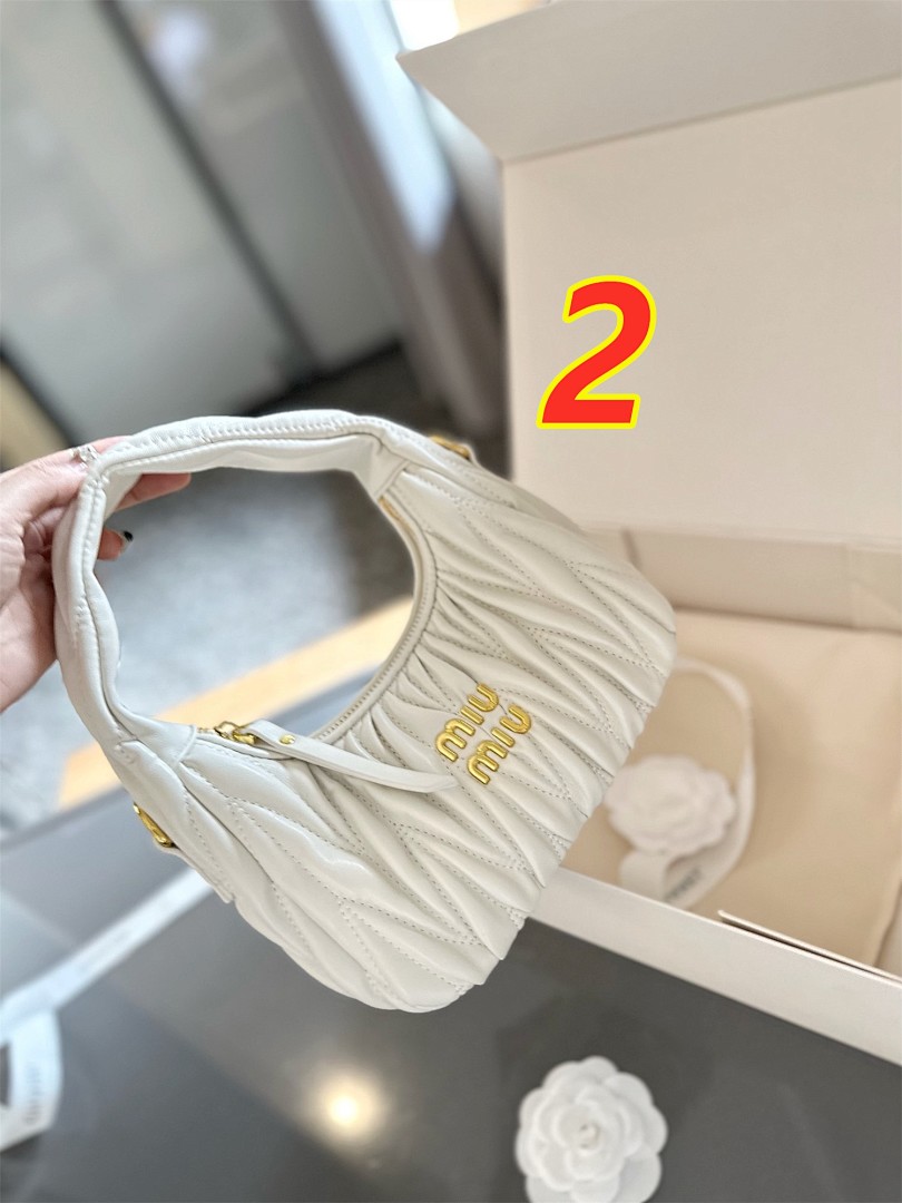 Miu Miu Wander Matelassé Nappa Leather Hobo · 4883 — תמונה 3