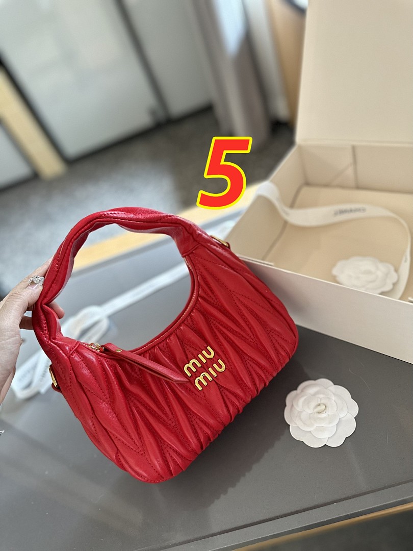 Miu Miu Wander Matelassé Nappa Leather Hobo · 4883 — תמונה 5