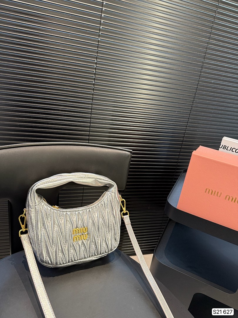 Miu Miu Wander Matelassé Hobo Bag · 5482 — תמונה 3