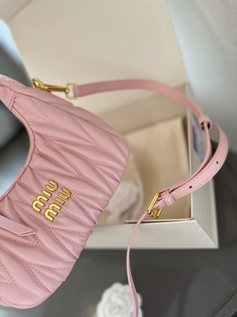 Miu Miu Wander Matelassé Nappa Leather Hobo · 4883 — תמונה 11