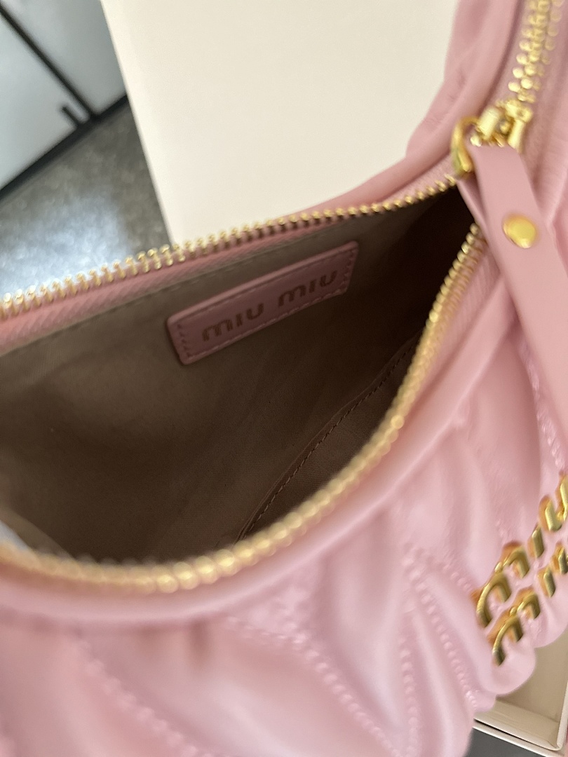 Miu Miu Wander Matelassé Nappa Leather Hobo · 4883 — תמונה 8